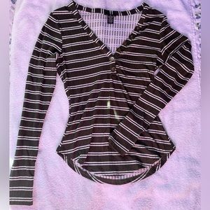 Form fitting dark green and white stripped long sleeve.